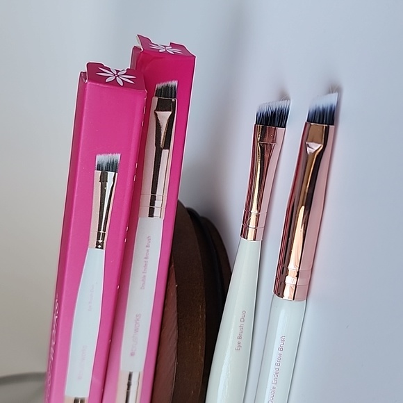 Brush Works Set - Double Ended Eye Brush & Double Ended Brow Brush - Picture 2 of 9